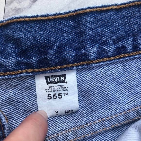 Vintage Levi’s 555 High Waisted Jean Shorts - Picture 4 of 4